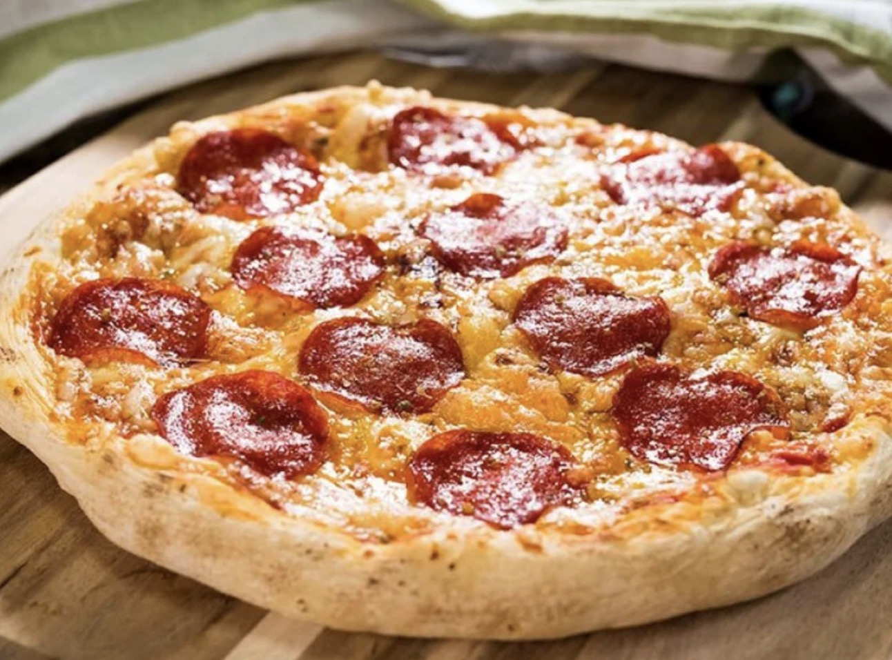 Una pizza con pepperoni y queso.